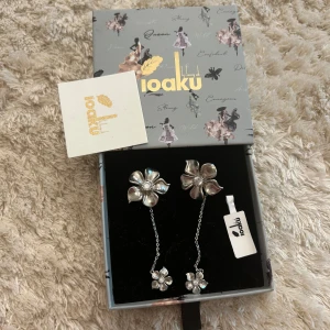 Hanging La Fleur Multi örhängen från Ioaku - Säljer mina örhängen från iaoku då dem inte kommer till användning längre samt då jag endast använder guld smycken nu ( låda medkommer) kontakta för fler frågor ny pris 599kr💗 köparen står för frakten 