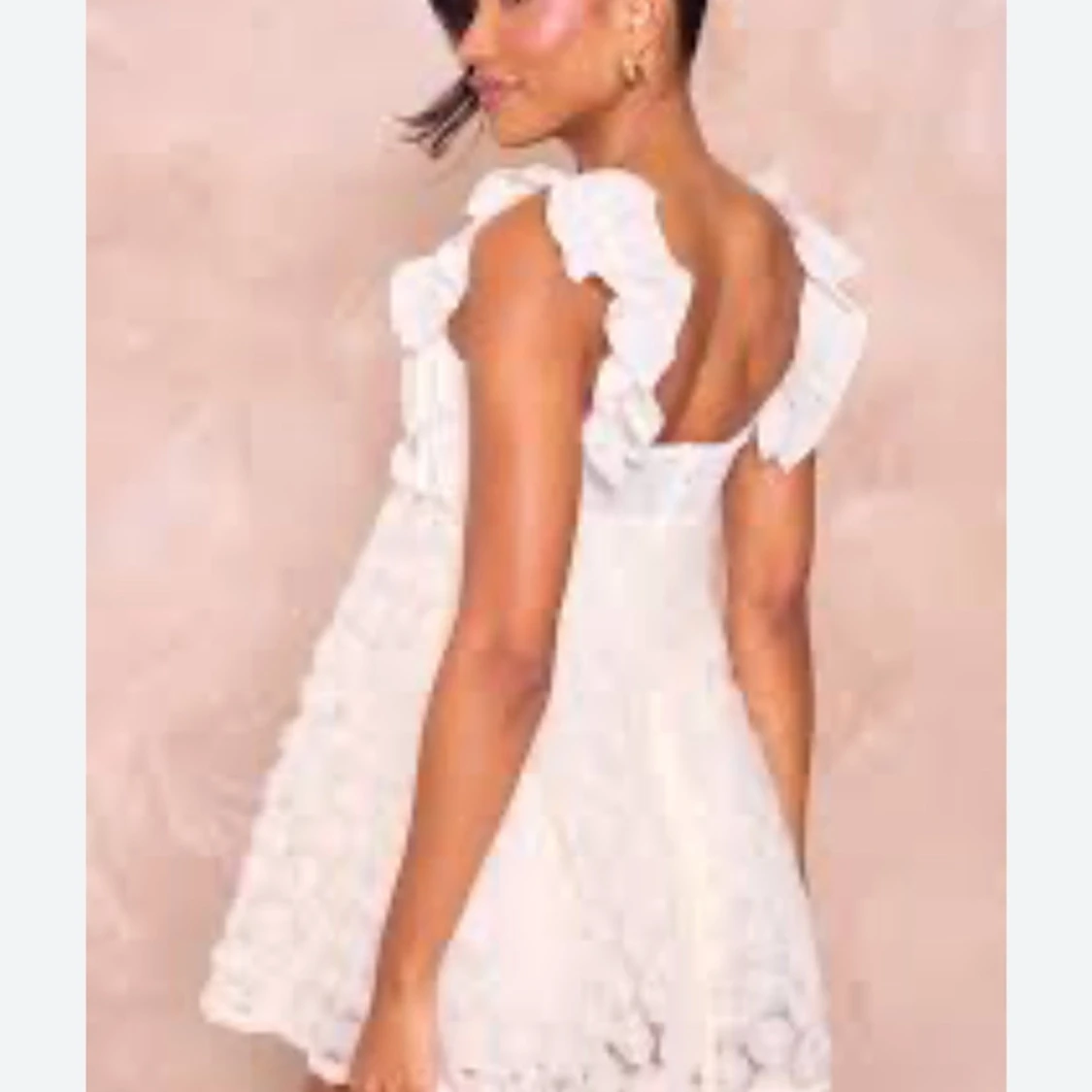 Vit volangklänning med rosetter - 4