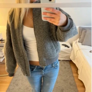 Söker!!🥹🩷🩷 - söker denna jacka, vet ej vilket märke men skriv om du har den jackan eller liknande i storlek xs/s!! Betalar bra🩵🩵☺️