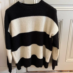 Svartvit randig stickad tröja från Vero Moda - Säljer en stickad tröja från Vero Moda med breda svarta och vita ränder. Tröjan har en klassisk rund halsringning och långa ärmar. Perfekt för dig som gillar en enkel men snygg stil. Storlek M💗 Lite nopprig, men utöver det fint skick. Använd inte köp nu!💗