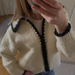 Vit stickad cardigan jacka med svarta detaljer - Kollar intresse på denna söta koftan från Zara❤️. OBS från barnavdelningen!