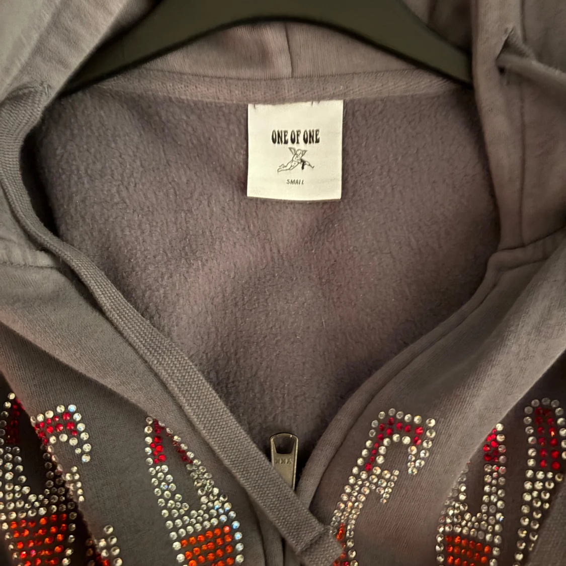 Lila hoodie med strasstenar från One of One - 3