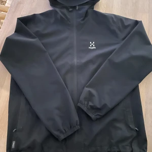 Haglöfs Buteo jacka - Svart Haglöfs jacka, vind och vattentät. Fint skick i strl XL. 