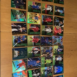 Samling fotbollskort med spelare från olika lag - Säljer en bunt fotbollskort med olika spelare, bland annat Haaland och Neymar Jr. Korten har färgstarka motiv, holografiska effekter och text som 'UNBEATABLE' och 'POWER'. Perfekt för samlare eller fotbollsintresserade.