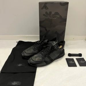 Valentino Rockrunner sneakers i svart camo - Säljer nu dess skit feta rockrunners. De är tydligt tecken på slitage men annars fräscha, där av är priset satt så lågt!! Bara att höra av sig vid eventuella frågor🙌