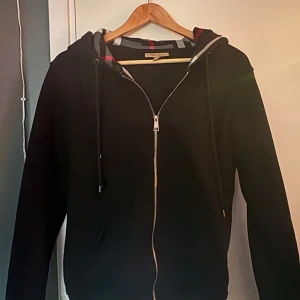 Svart burberry hoodie - Jag säljer en frän och en RIKTIG Burberry hoodie för ett riktigt bra pris. Jag säljer hoodien på grund av att den har blivit för liten för mig. Hoodien passar perfekt till svarta dondup jeans men det passar också till mörkblåa replays. 