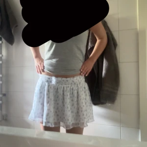 Så fin kortkjol, perfekt till sommaren  - Söt vit kortkjol. Helt oanvänd. Är storlek 170 men skulle säga att den pasta storlek xs och s