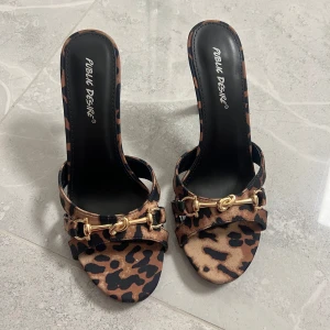 Klackskor  - Klacksor med leopard print och guld detaljer, helt oanvända klackskor i storlek 37 🤩Köpte fel storlek och hann inte lämna tillbaka, pris går att diskutera 