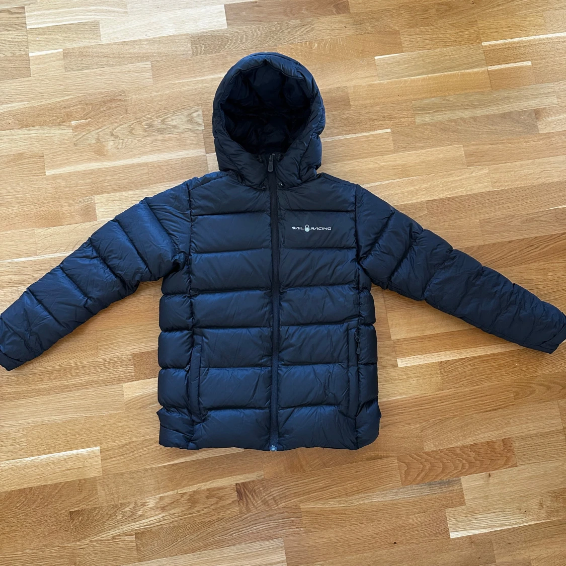 Svart dunjacka från Sail Racing
