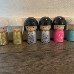 Skincity Kokeshi dockor  - 6st eftertraktade skincity Kokeshi dockor. I paketet finns: 2 st guldiga med den ena vita detaljer och den andra gröna detaljer med vit frisyr, 2st gråa med blåa detaljer och svart frisyr, 1 skrikorna med vita detaljer och svart frisyr, 1 blå med vita detaljer och vit frisyr. Styck pris: 59kr paketpris: 300kr 