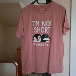 Dammrosa t-shirt med tryck, S - Dammrosa T-shirt med tryck, "I'm not short. I'm penguin size"  Aldrig använd, mycket skönt tyg nu till sommaren storlek S  #wilmabooksS #storleks #wilmabooksstorleks #tshirt