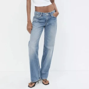 Low waisted jeans  - Säljer dessa straight low waisted jeans! Nya utan prislapp! Sjukt snygga och passar bra för härliga vårdagar! 🌷💛Storlek 36 men om vill man ha en ”loose fit” look, funkar 36 superbra!  