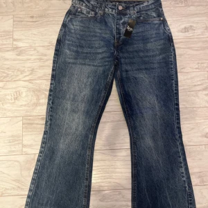 Mörk blå flared boohooMAN jeans - Helt ny. Aldrig använd. Bara provad en gång. Storlek herr 32.