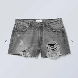 Grå slitna jeansshorts från Weekday - Helt nya lågmidjade gråa jeansshorts från Weekday med slitningar. Lägg gärna ett eget bud! ☺️