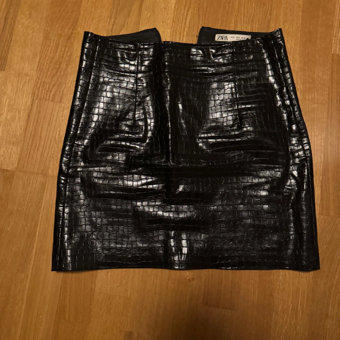 Svart kjol i skinnimitation från Zara - 2