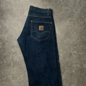 Mörkblå Carhartt Bronco jeansbyxor - Carhartt jeans i mycket bra sick, knappt använda. Pris kan diskuteras 