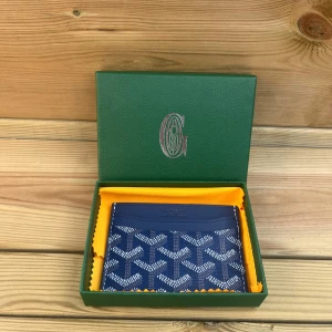 Blå Korthållare - Säljer denna mönstrade korthållare. Inköpt på Vinted för ett tag sen. Nästan aldrig använd. Box medföljer därmed tillbehör.