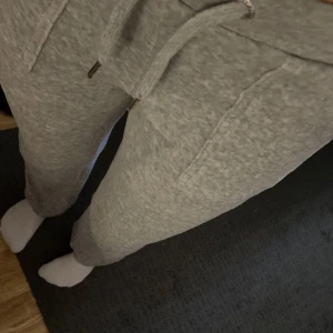 Gråa Juicy Couture byxor❣️ - Säljer mina gråa juicy byxor de är hela och knappt använda. Säljer för dom är för korta för mig
