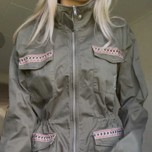 Jacka - Snygg militärgrön jacka i fint skick! Passar s-m💚
