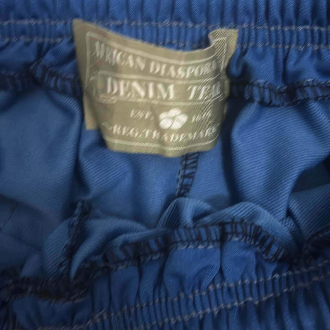 Blå shorts med vit blommig print från Denim Tears - 1