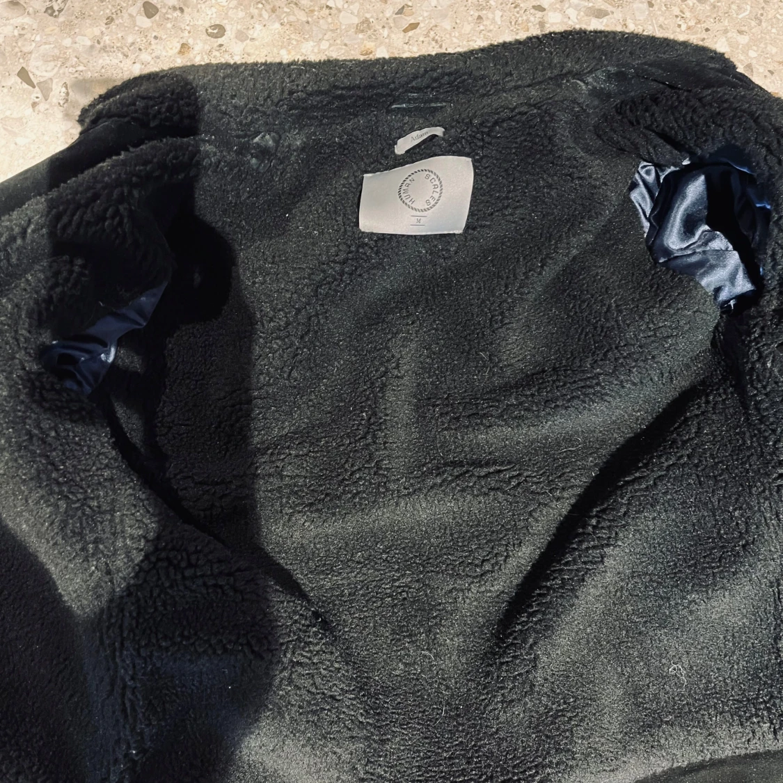 Svart fodrad mockajacka  - 2