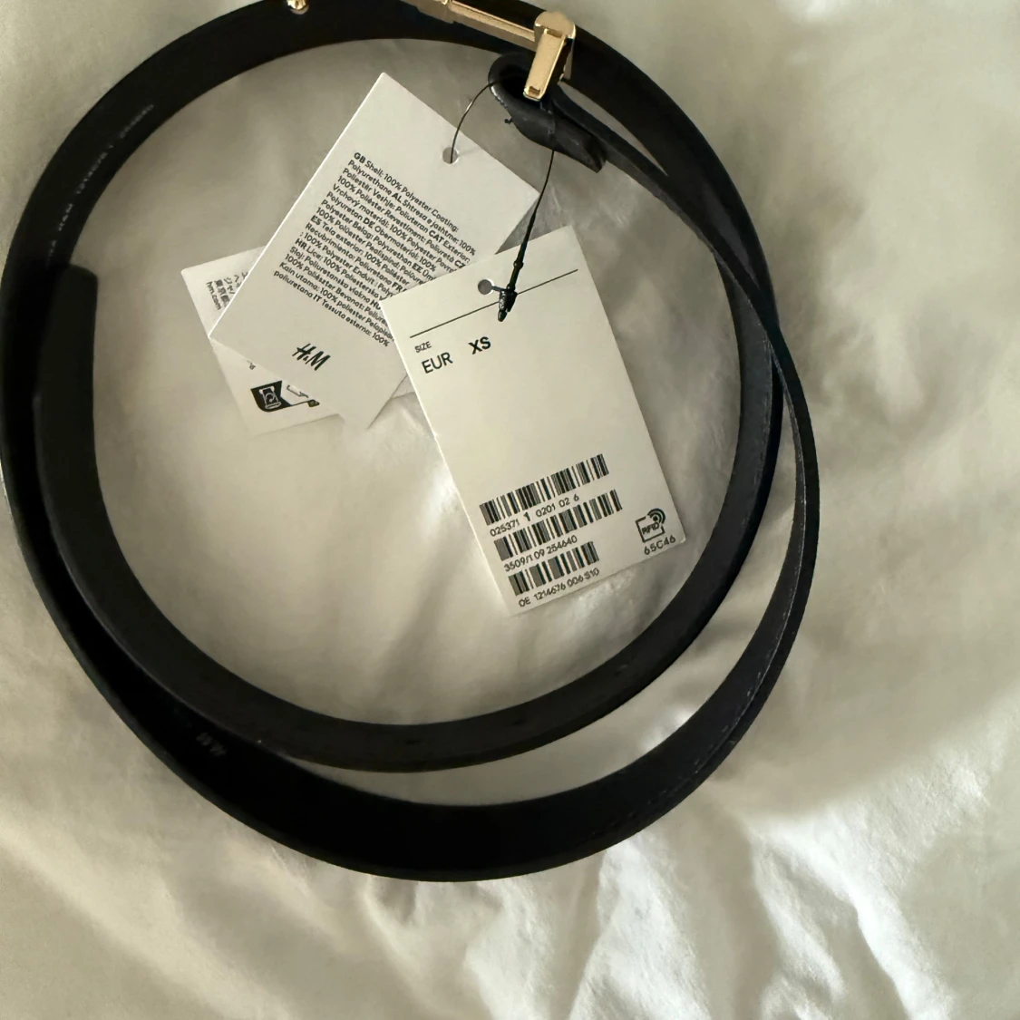 Svart bälte med guldfärgat spänne - 1