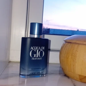 Acqua di Giò Profondo Eau de Parfum - Fräsch och modern parfym från Giorgio Armani, Acqua di Giò Profondo. Flaskan är mörkblå med silverdetaljer och har en stilren, fyrkantig form. Perfekt för dig som gillar marina och fräscha dofter.