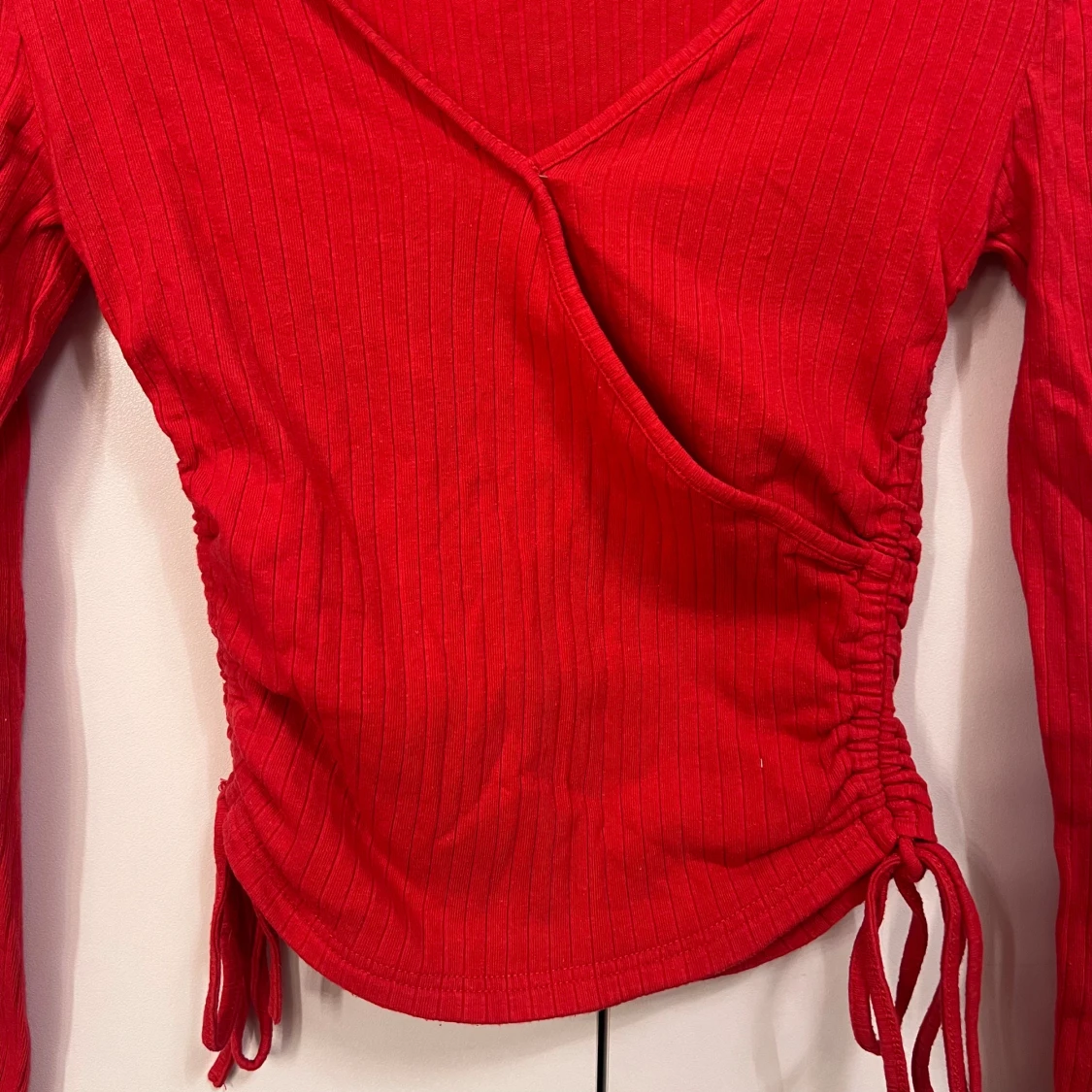 Röd långärmad omlottopp med knyt - 1