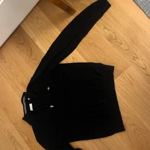 Gant half zip - Säljer half zip från gant i marinblå storlek 170cm riktigt snygg