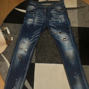 Dsquared2 jeans - Säljer ett par original skater jeans från dsquared2, storlek W32 passar bra till 170-176. Fint begagnat skick, med inga egna skador bara det look som ingår i designen, nypris ca 5000kr säljes för 1500kr. Fler bilder vid intresse. Priset ej hugget i sten