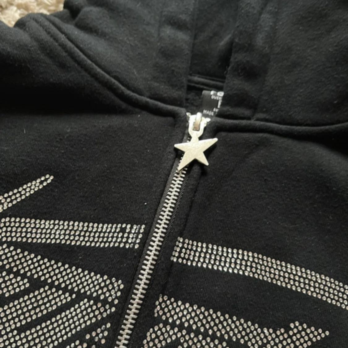 Svart hoodie med strasstryck från FSBN - 2