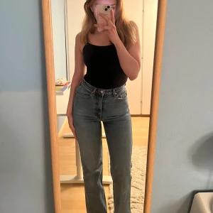 Blå raka jeans - Säljer ett par klassiska blå jeans med rak passform och hög midja. Super snygg passform :)) (jag är 170, dessa är 32 i längden perfekta på mig)