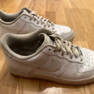 Vita Nike Air Force 1 sneakers - Modell: air force, färg: vita, storlek: 46