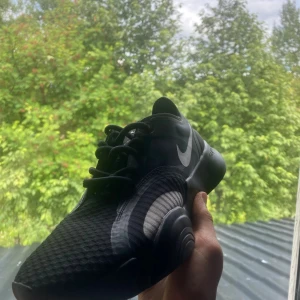 Nike Skor - Ett par Nike Superrep Go   Säljs helt oanvända eftersom dom ej passade när jag köpte dom för nåt år sedan. Köptes för 1.200kr från Zalando. Alla klistermärken osv är kvar men endast lite katt hår på skorna. Skorna har väldigt bra recensioner på nätet