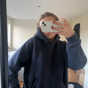 Ginatrico hoodie mörkblå - Värdens skönaste hoodie som passar med allt, älskar dom!!! Använda rätt så många gånger så det är såklart inte som ny!! 