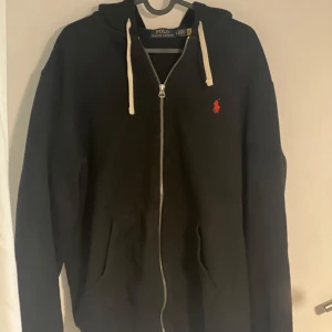Ralph Lauren Zip Up - Svart hoodie från Polo Ralph Lauren med dragkedja. Passar mig inte. Köpt för 2200
