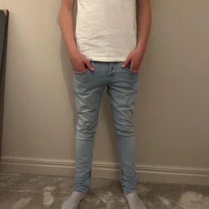 Dondup George jeans - Ett par dondup George jeans säljes.  De är i toppskick. Storleken är 31 men psssar mer 30. Mitt pris är 900kr. Hör av dig vid fler frågor. 