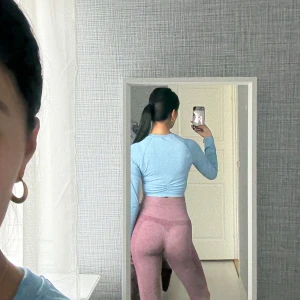 Ljusblå croppad långärmad träningströja - Säljer en ljusblå croppad långärmad träningströja i stretchigt material. Perfekt för gymmet eller andra träningspass. Tröjan har en tight passform och rund halsringning.