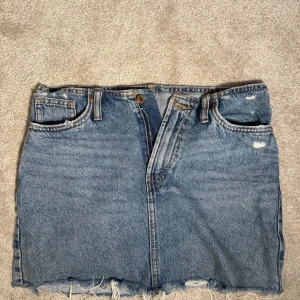 Blå jeanskjol med fransar - Blå jeans kjol 