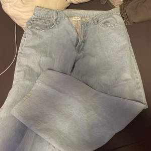 Ljusblå jeansbyxor från Vailent - Säljer ett par ljusblå jeansbyxor från Vailent i storlek L. Jätte bra och bra kvalite