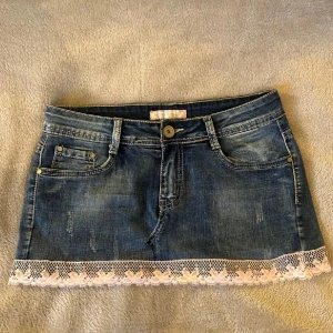Jeanskjol med spetskant - så söt och somrig jeanskjol 