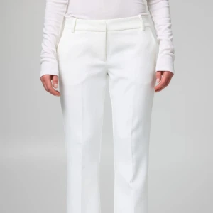 Lågmidjad vita kostymbyxor med raka ben - Vita kostymbyxor med låg midja och raka ben. Knappen har lossnat. Aldrig använd bara testat. Från bikbok.