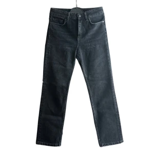 Svarta/grå jeansbyxor från Filippa K - Stella Jean - Snygga svarta jeansbyxor från Filippa K med klassisk femficksdesign och raka ben. Modell Stella Jean 