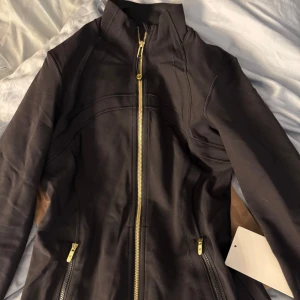 Lululemon define jacket - Säljer denna slutsålda träningsjacka med gulddetaljer! Tanken är att returnera den men tänkte kolla om någon var intresserad av att köpa den istället💗Strl 6