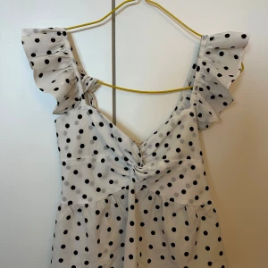 Söt prickig topp - Super söt prickig topp, storlek xs. Vet inte vart den är ifrån då den inte har lapparna kvar💗