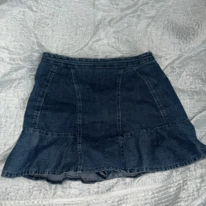 super cjute y2k mini jeanskjol med volang🩷🌸 - Säljer en mörkblå miniskor i jeans med volang nertil med inbyggda shorts. Kjolen har en synlig dragkedja bak. 