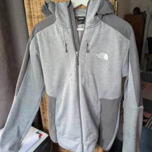 Grå hoodiejacka från The North Face - Grå the north face hoodie/jacka, storlek M, Nypris 1099, mitt pris 639kr. Skriv vid funderingar priset kan diskuteras.