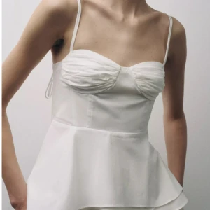 Vit topp - Säljer denna fina topp fårn Zara som är använd 1 gång