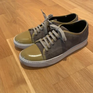 Lanvin skor - Säljer ett par stilrena lanvins med grå mocka och olivgrönt vid tårna. Använda ett par fåtal gånger, för små redan från början. I storlek 42 men passar 43.