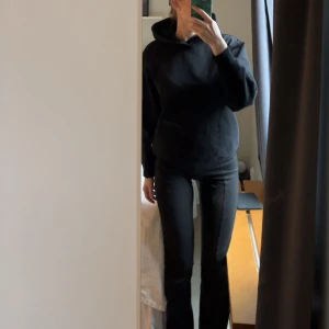 Svarta kostymbyxor från Filippa K - Säljer ett par klassiska svarta kostymbyxor från Filippa K. Byxorna har en rak passform och en söm längs framsidan av benet framtill. Perfekta för en stilren look!! 🫶🏼  Observera att tråden gått upp lite på två ställen (se bild 4 och 5), därav pris. Annars är byxorna i fint begagnat skick.